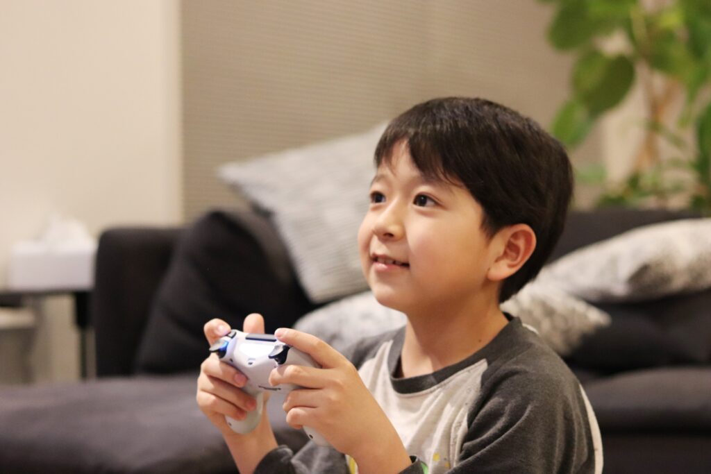 ゲームをする子供