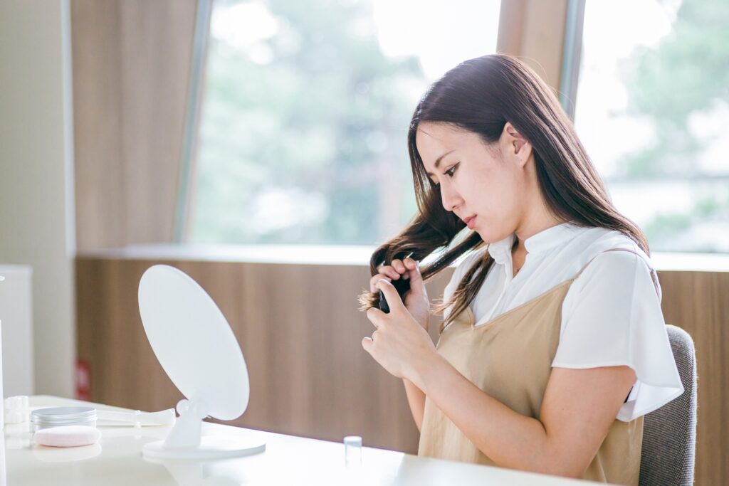髪型に悩む女性
