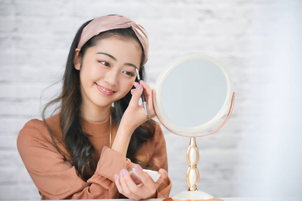眉毛のメイクをする女性