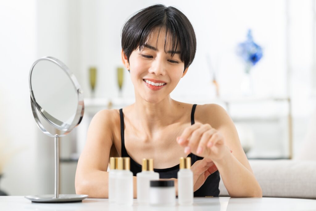 スキンケアを選ぶ女性