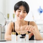 スキンケアを選ぶ女性